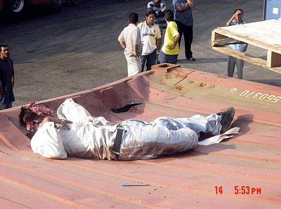 man-crushed-under-container-con04.jpg