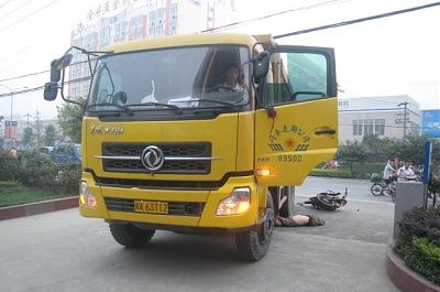 truck-takes-out-two-bike-198.jpg