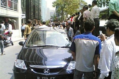 car-drives-off-8th-floor-parking-garage-car-falls-off-parking-garage-4.jpg