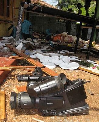 over-25-killed-including-maj-gen-janaka-perera-ltte-suicide-attack-06.jpg