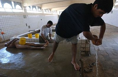 muslim-tradition-washing-dead-dwf15-391422.jpg
