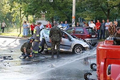 two-killed-when-car-hits-trolley-bus-3.jpg