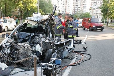 two-killed-when-car-hits-trolley-bus-4.jpg