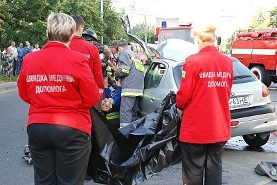two-killed-when-car-hits-trolley-bus-5.jpg
