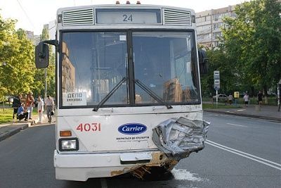 two-killed-when-car-hits-trolley-bus-6.jpg