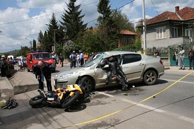romanian-motorcyclist-crashes-into-car-remus3.jpg