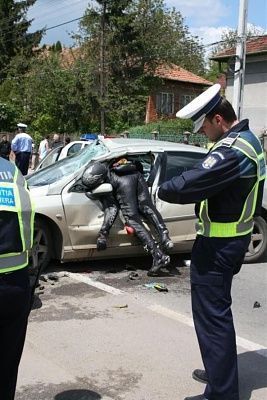 romanian-motorcyclist-crashes-into-car-remus5.jpg