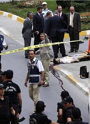 look-all-these-people-crime-scene-consulado-ee.jpg