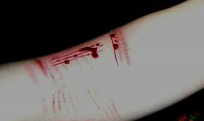 chick-cuts-herslef-fun-fstltna_001.jpg