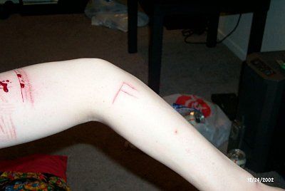 chick-cuts-herslef-fun-fstltna_002.jpg