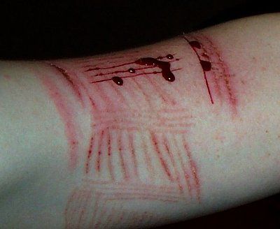 chick-cuts-herslef-fun-fstltna_003.jpg