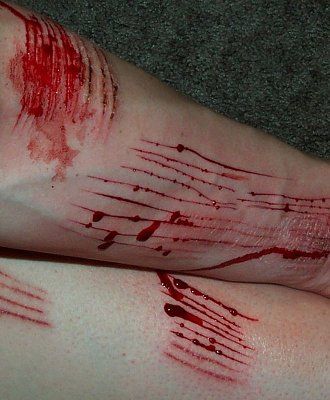 chick-cuts-herslef-fun-fstltna_005.jpg