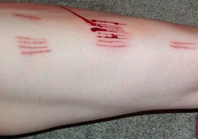 chick-cuts-herslef-fun-fstltna_008.jpg