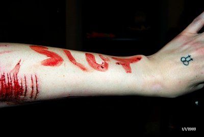 chick-cuts-herslef-fun-fstltna_010.jpg
