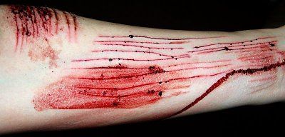 chick-cuts-herslef-fun-fstltna_011.jpg