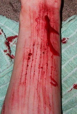 chick-cuts-herslef-fun-fstltna_013.jpg