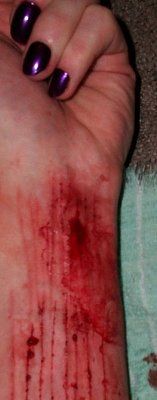 chick-cuts-herslef-fun-fstltna_015.jpg