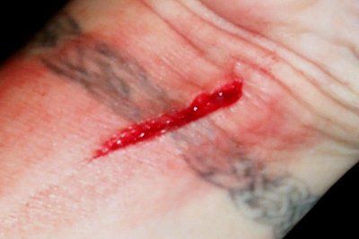chick-cuts-herslef-fun-fstltna_019.jpg