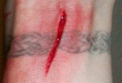 chick-cuts-herslef-fun-fstltna_020.jpg