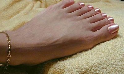 girl-seven-toes-7-toes.jpg