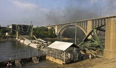 minneapolis-bridge-collapse-2007-pictures-video-minneapolis-bridge-collapse-photos-4.jpg