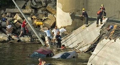minneapolis-bridge-collapse-2007-pictures-video-minneapolis-bridge-collapse-photos-11.jpg