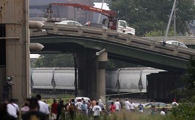 minneapolis-bridge-collapse-2007-pictures-video-minneapolis-bridge-collapse-photos-13.jpg