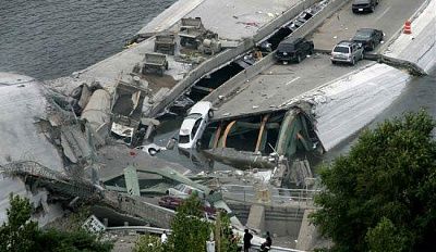 minneapolis-bridge-collapse-2007-pictures-video-minneapolis-bridge-collapse-photos-24.jpg
