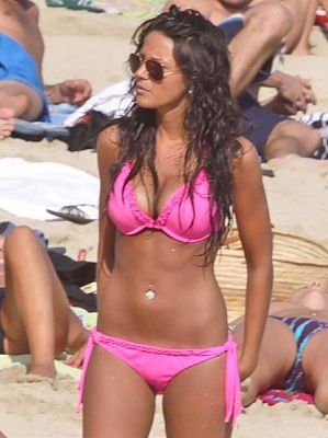 michelle-keegan-pink-bikini_03.jpg