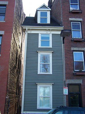 33-weird-unusual-shaped-houses-around-world-boston-skinny-house.jpg
