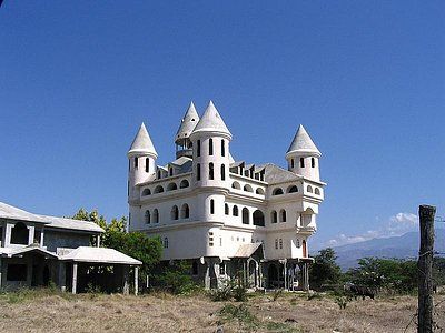 33-weird-unusual-shaped-houses-around-world-castle-house-san-juan-dominican-republic.jpg