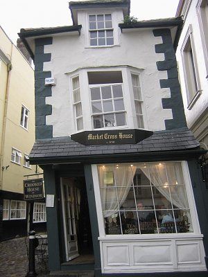33-weird-unusual-shaped-houses-around-world-crooked-house-windsor.jpg