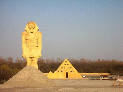 33-weird-unusual-shaped-houses-around-world-egyptian-house-off-delany-gurnee.jpg