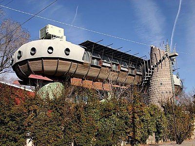 33-weird-unusual-shaped-houses-around-world-hoovercraft-house-new-mexico.jpg