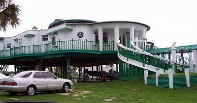 33-weird-unusual-shaped-houses-around-world-house-napels-florida.jpg