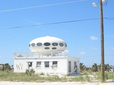 33-weird-unusual-shaped-houses-around-world-planet-house-pensacola.jpg