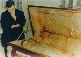 exhumed%20casket%20pa%2024%20yrs%201.jpg