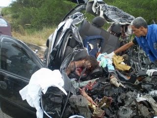 12715-very-graphic-car-accident-in-brazil-kills-two-ladies-and-a-malebig1.JPG