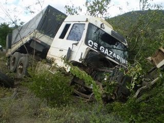 12715-very-graphic-car-accident-in-brazil-kills-two-ladies-and-a-malebig6.JPG