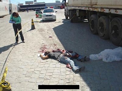 11682-oblivious-truck-drive-killed-by-his-own-load-while-talking-on-a-cell-phonebig1.jpg