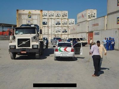 11682-oblivious-truck-drive-killed-by-his-own-load-while-talking-on-a-cell-phonebig3.jpg