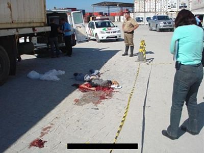 11682-oblivious-truck-drive-killed-by-his-own-load-while-talking-on-a-cell-phonebig4.jpg