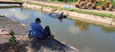 mujer-muere-atrapada-en-un-vehiculo-sumergido-en-un-canal-de-riego-en-mazatlan-foto-luis-zatara.jpeg