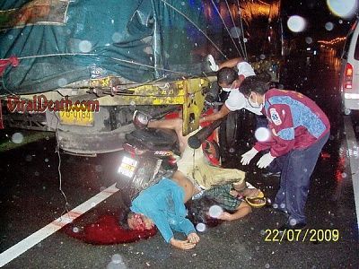 viraldeath_com_under_the_truck2321.jpg