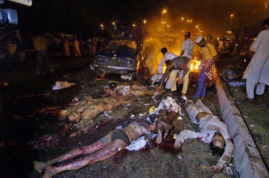 Benazir-Bhutto-bomb-picstures_ (2).jpg