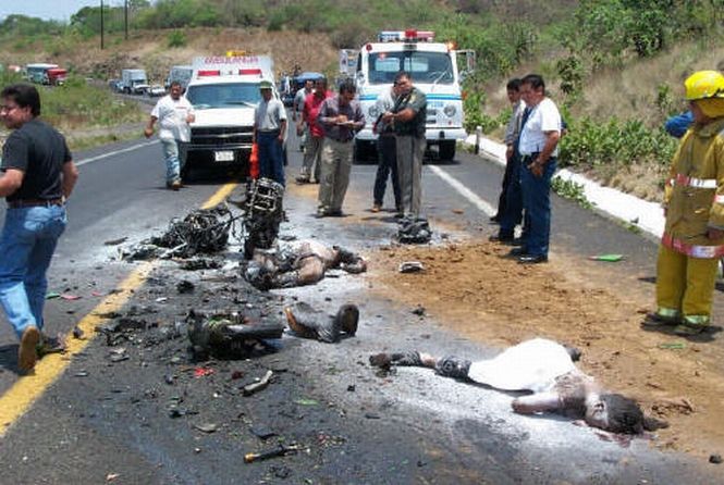 motorcycle 200kmph vs truck 4.jpg