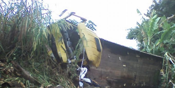 truck crash dead 1.jpg