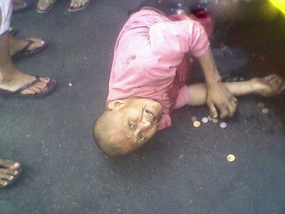 93424_manstuckunderbusinthephillipines_2_123_161lo.jpg