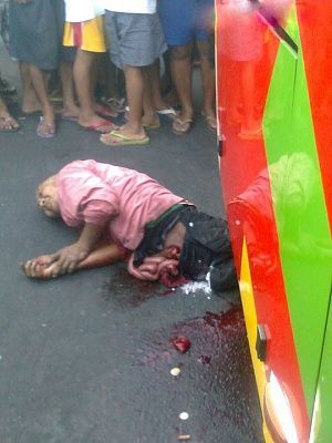 93443_manstuckunderbusinthephillipines_4_123_586lo.jpg