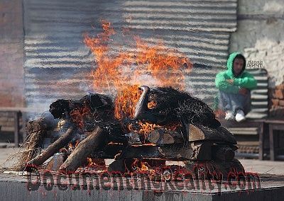 800px-pashupatinath_temple_cremation.jpg